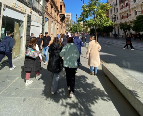Paseo por el centro de Sevilla dentro de uno de los talleres de SAMU Wellness.